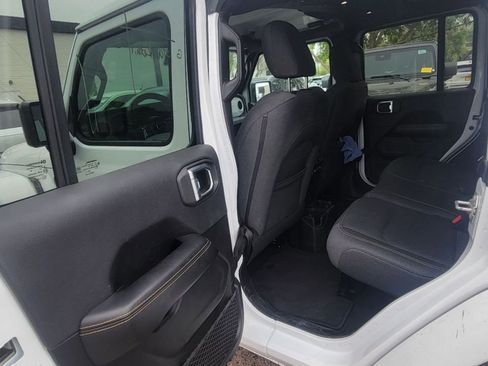 Used 2025 Jeep Wrangler Sahara image 17