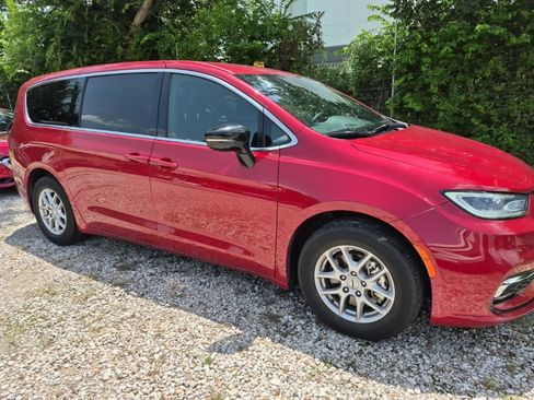 Used 2025 Chrysler Pacifica Select FWD image 4