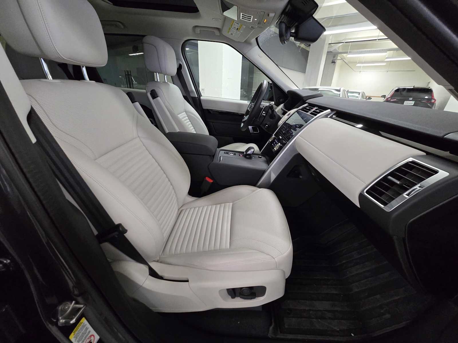 Used 2025 Land Rover Discovery S AWD/4WD image 11