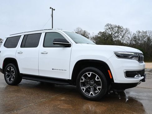 Used 2024 Jeep Wagoneer Series III AWD/4WD image 4