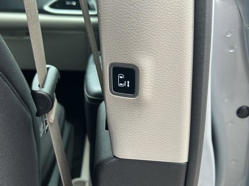 Used 2023 Chrysler Voyager LX image 11