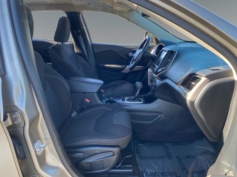 Used 2017 Jeep Cherokee Latitude FWD image 15