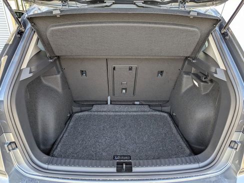Used 2025 Volkswagen Taos SE w/ Panoramic Sunroof Package FWD image 19
