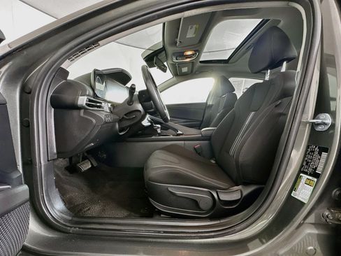 Used 2025 Hyundai Elantra SEL FWD image 13