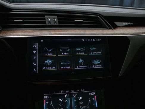 Used 2022 Audi e-tron Premium Plus w/ Premium Plus Package image 35