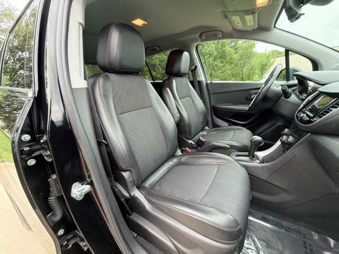 Used 2019 Chevrolet Trax LT w/ LT Convenience Package FWD image 18