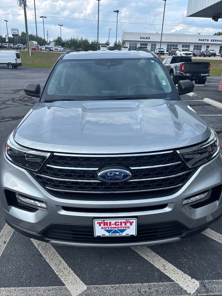Used 2024 Ford Explorer XLT w/ Equipment Group 202A AWD/4WD image 3