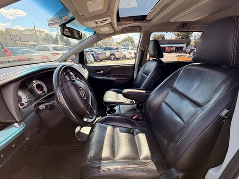 Used 2017 Toyota Sienna SE Premium FWD image 19