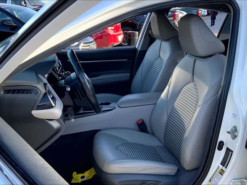 Used 2021 Toyota Camry SE image 6