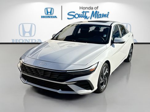 Used 2025 Hyundai Elantra SEL image 3