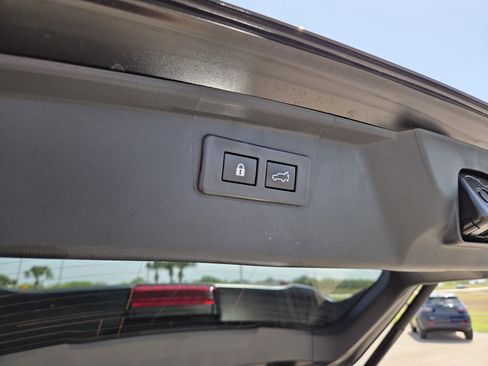 Used 2023 Subaru Outback Premium AWD/4WD image 27