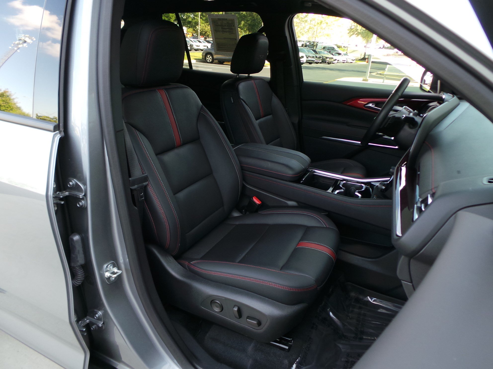 Used 2025 Chevrolet Traverse RS FWD image 19