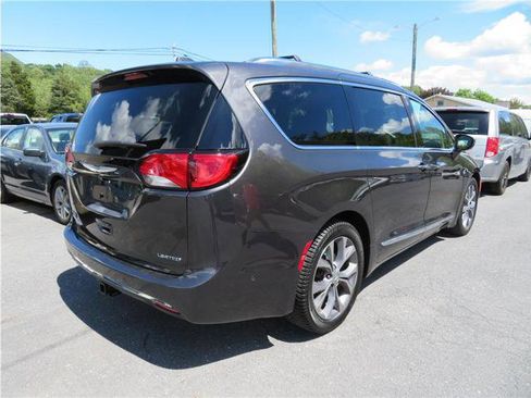 Used 2019 Chrysler Pacifica Limited image 2