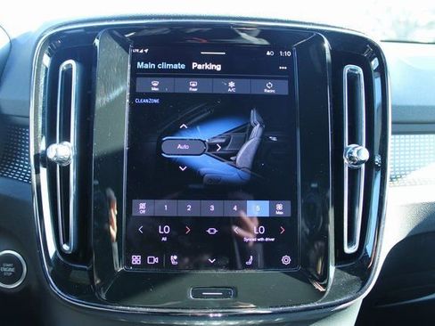 Used 2025 Volvo XC40 B5 Plus image 22