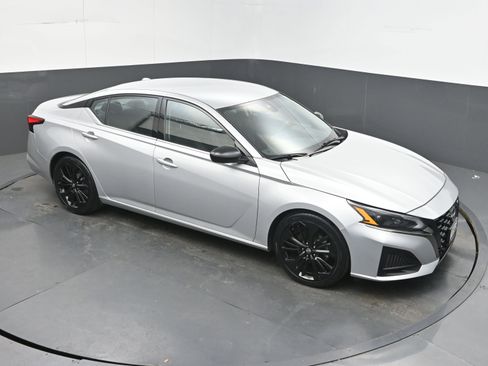 Used 2024 Nissan Altima 2.5 SR FWD image 29