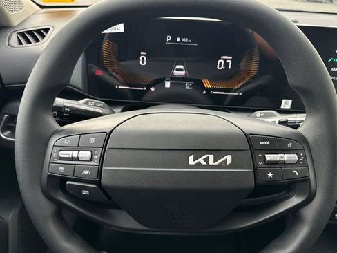 New 2025 Kia K4 LXS image 23