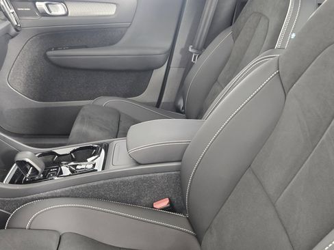 Certified 2023 Volvo XC40 B5 Ultimate w/ Climate Package image 16