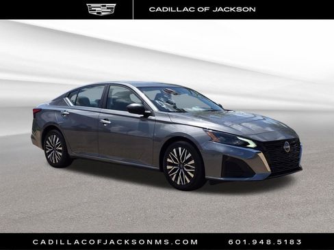 Used 2025 Nissan Altima 2.5 SV FWD image 3