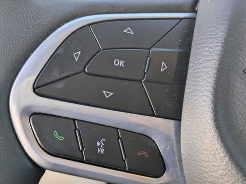 Used 2024 Chrysler Pacifica Touring-L image 13