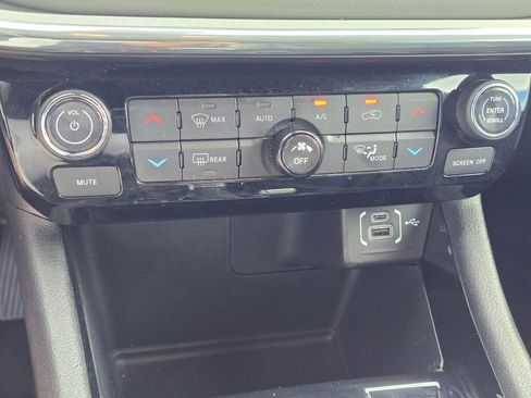 Used 2024 Jeep Compass Limited image 37