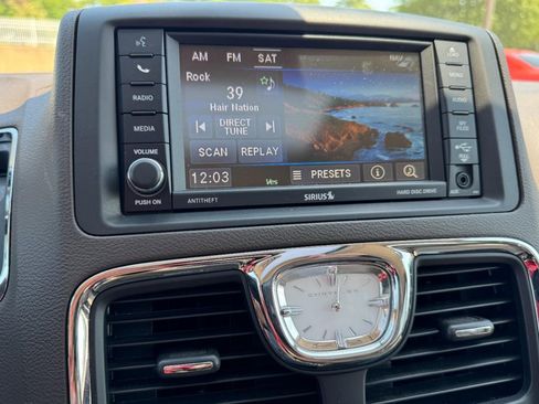 Used 2014 Chrysler Town & Country Limited w/ Luxury Group FWD image 22