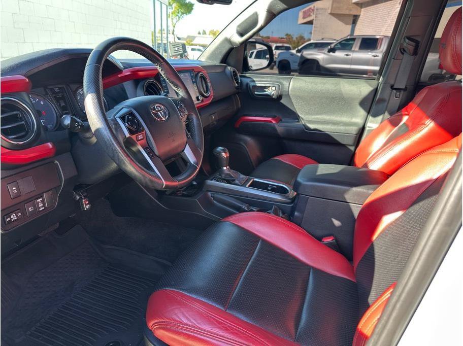 Used 2021 Toyota Tacoma TRD Off-Road w/ Technology Package AWD/4WD image 18