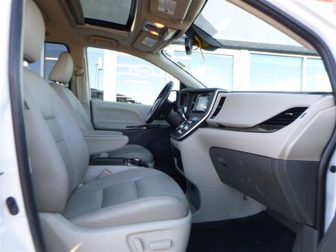 Used 2020 Toyota Sienna XLE Premium image 10