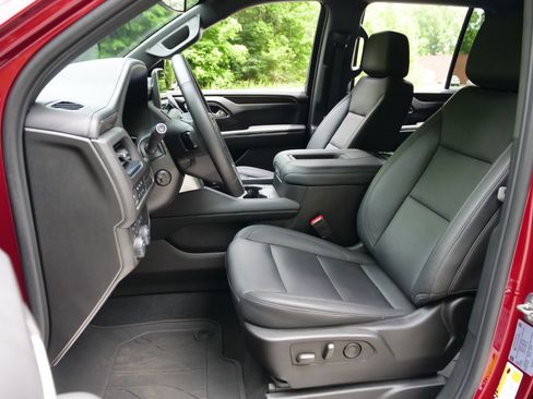 Used 2023 Chevrolet Tahoe Z71 w/ Luxury Package AWD/4WD image 3