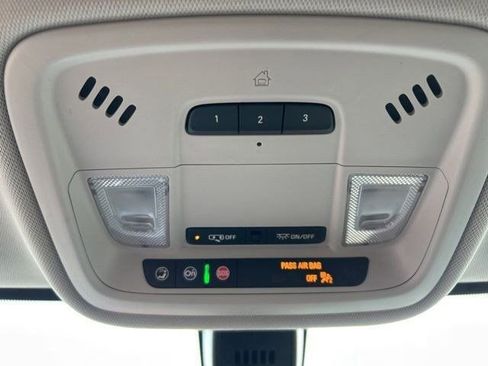 Used 2020 Chevrolet Traverse LT image 21