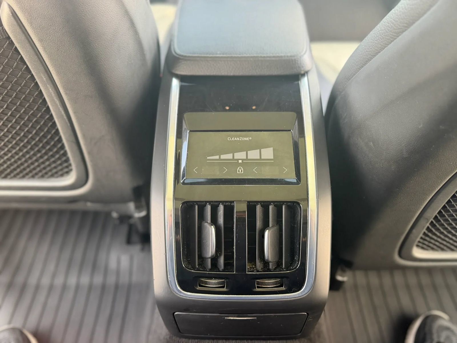 Used 2018 Volvo S90 T5 Momentum w/ Convenience Package FWD image 28