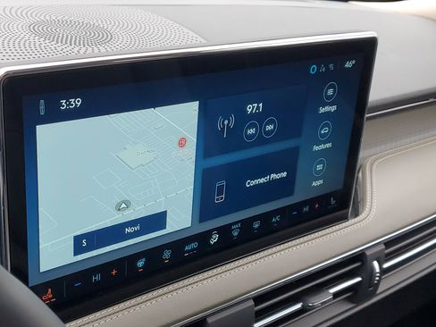 Used 2025 Lincoln Corsair AWD w/ Equipment Group 101A image 16