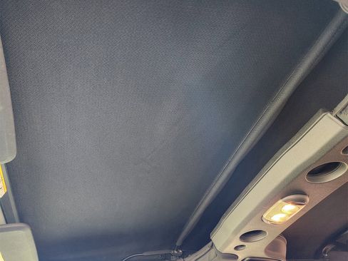 Used 2018 Jeep Wrangler Unlimited Rubicon w/ Connectivity Group image 31