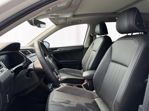 Used 2022 Volkswagen Tiguan SE w/ Panoramic Sunroof Package AWD/4WD image 9