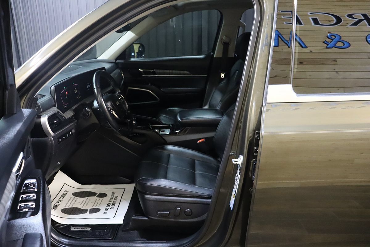 Used 2024 Kia Telluride EX w/ EX Captain's Chair Package FWD image 31
