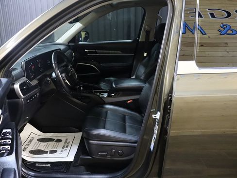 Used 2024 Kia Telluride EX w/ EX Captain's Chair Package FWD image 31