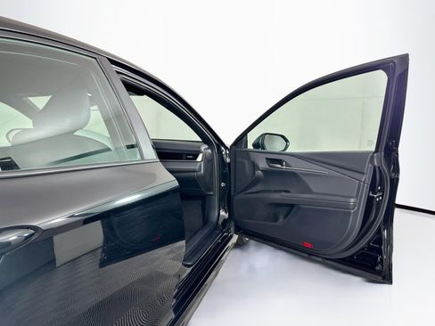 Used 2025 Toyota Camry SE FWD image 30
