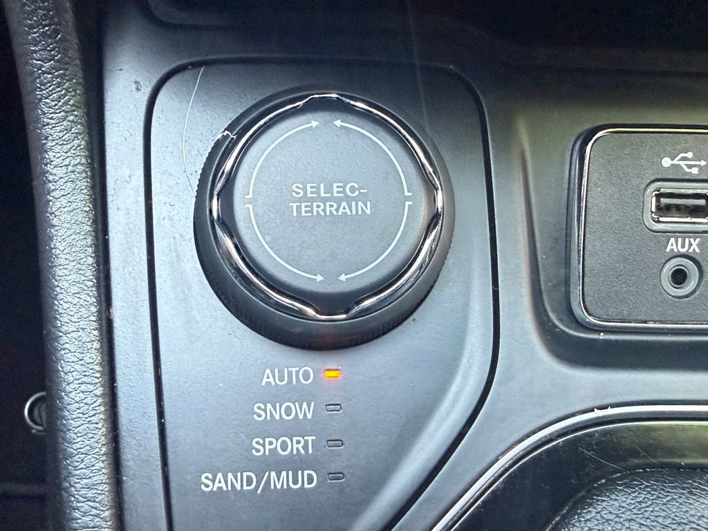 Used 2019 Jeep Cherokee Limited w/ Luxury Group AWD/4WD image 5