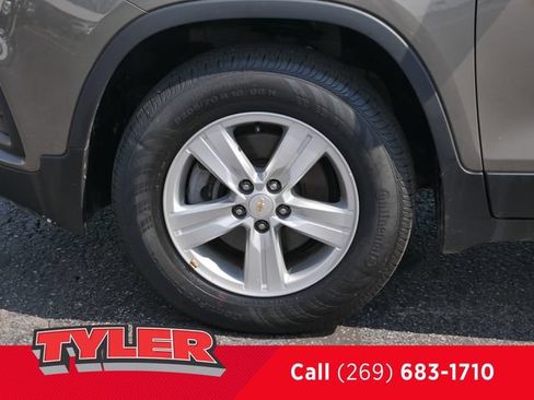 Used 2022 Chevrolet Trax LT w/ LT Convenience Package AWD/4WD image 39