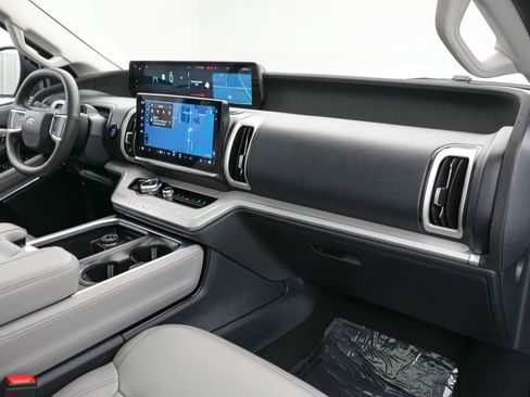 Certified 2025 Ford Expedition Active AWD/4WD image 33