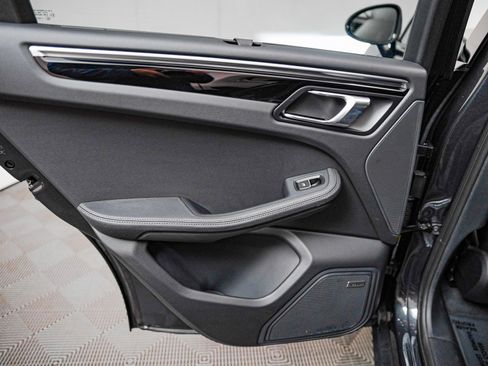 Certified 2025 Porsche Macan image 28