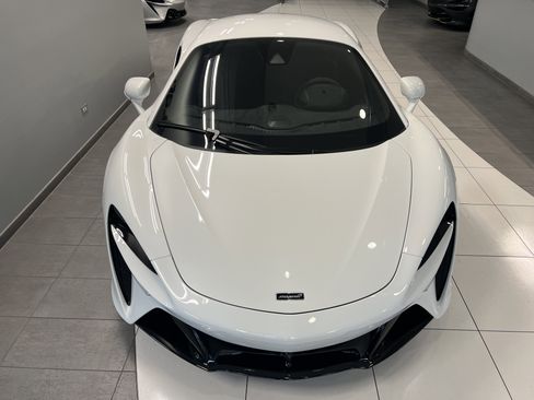 Used 2024 McLaren Artura image 12