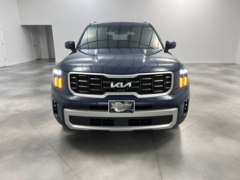 Used 2024 Kia Telluride EX w/ EX Captain's Chair Package image 3