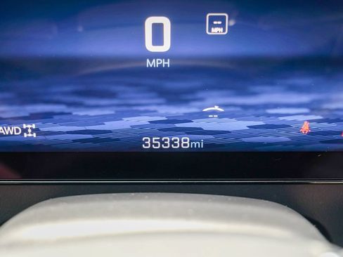 Used 2024 Chevrolet Traverse LT AWD/4WD image 47