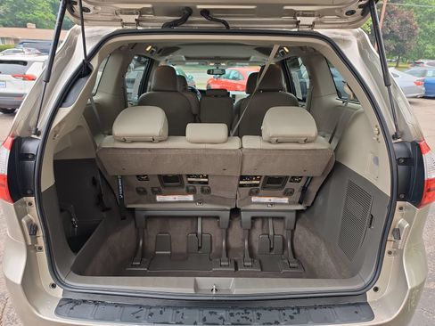 Used 2017 Toyota Sienna XLE FWD image 30