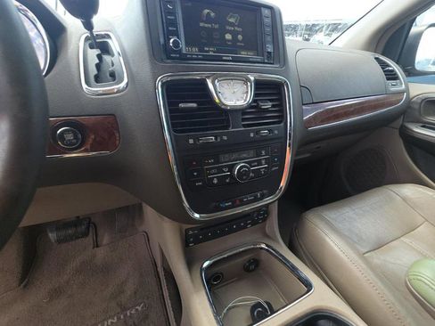 Used 2011 Chrysler Town & Country Limited w/ Trailer Tow Group FWD image 12