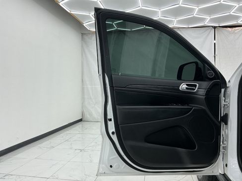 Used 2019 Jeep Grand Cherokee Laredo AWD/4WD image 18