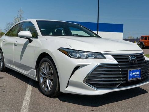 Used 2022 Toyota Avalon XLE w/ Moonroof Package FWD image 4