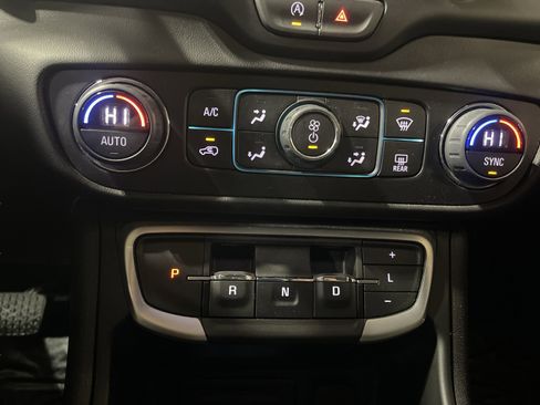 Used 2024 GMC Terrain SLT image 20