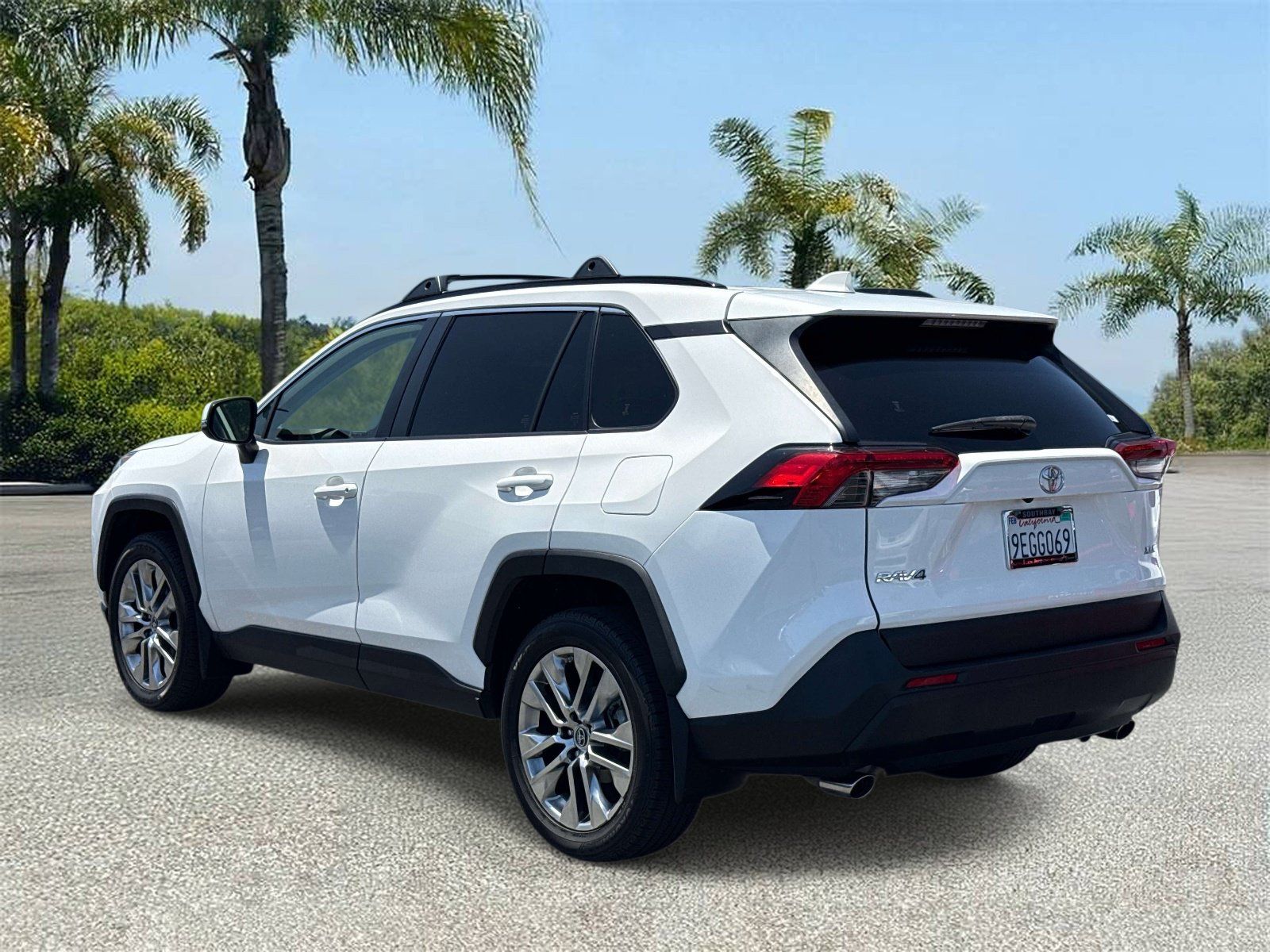 Used 2019 Toyota RAV4 XLE Premium w/ All Weather Liner Package FWD image 3