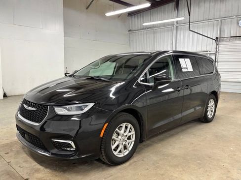 Used 2023 Chrysler Pacifica Touring-L FWD image 3